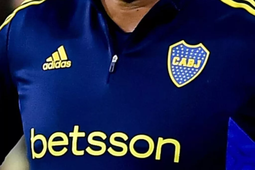 Logo de Boca Juniors en una chaqueta deportiva del club.