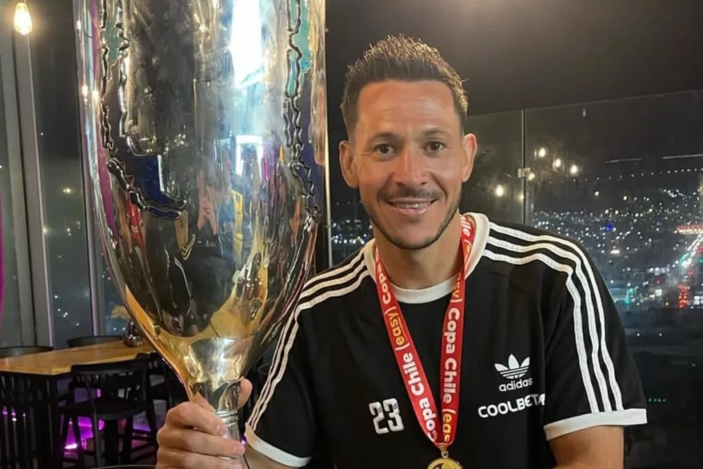 Primer plano a Ramiro González sonriendo con el trofeo de Copa Chile 2023.
