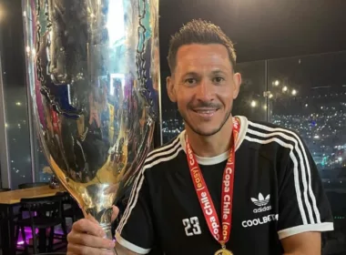 Primer plano a Ramiro González sonriendo con el trofeo de Copa Chile 2023.