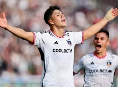 Primer plano a Damián Pizarro celebrando un gol en el Estadio Monumental.