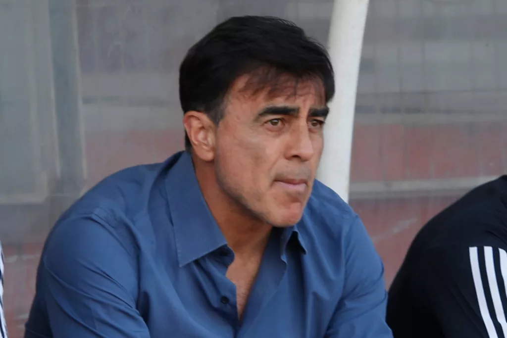 Primer plano a Gustavo Quinteros con cara de preocupación