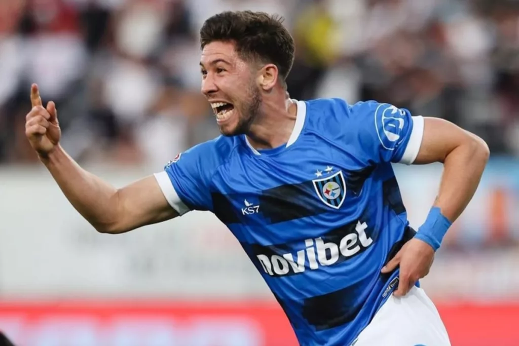 Primer plano a Felipe Loyola celebrando un gol con la camiseta de Huachipato en el Estadio Monumental.