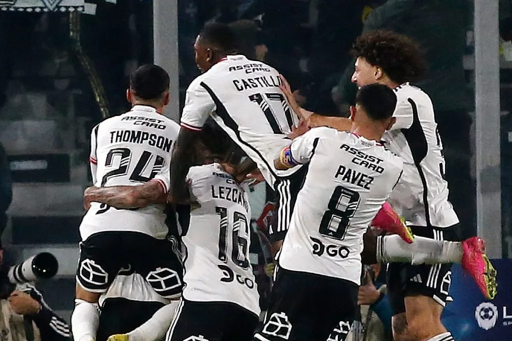 Jugadores de Colo-Colo celebrando un gol de Darío Lezcano en el partido amistoso frente a Deportivo Cali.