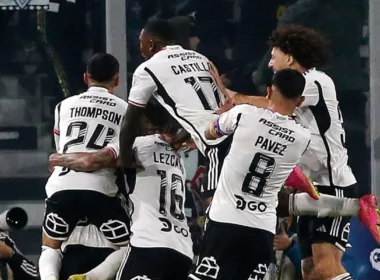 Jugadores de Colo-Colo celebrando un gol de Darío Lezcano en el partido amistoso frente a Deportivo Cali.