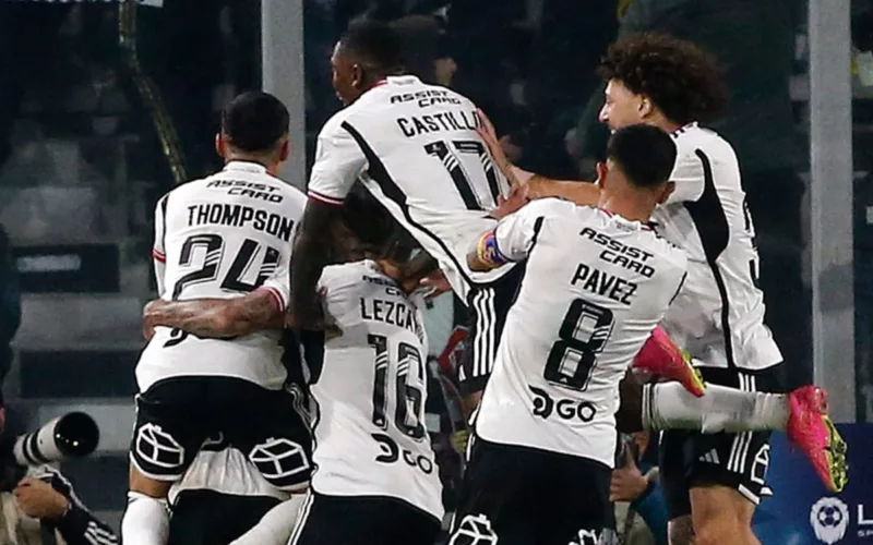 Jugadores de Colo-Colo celebrando un gol de Darío Lezcano en el partido amistoso frente a Deportivo Cali.