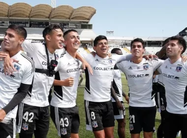 Matías Ferrari junto a Pedro Navarro, Diego Plaza, Esteban Pavez, Erick Wiemberg y César Fuentes durante un arengazo en el Estadio Monumental.