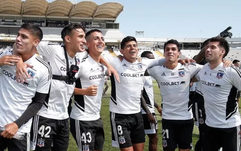 Matías Ferrari junto a Pedro Navarro, Diego Plaza, Esteban Pavez, Erick Wiemberg y César Fuentes durante un arengazo en el Estadio Monumental.