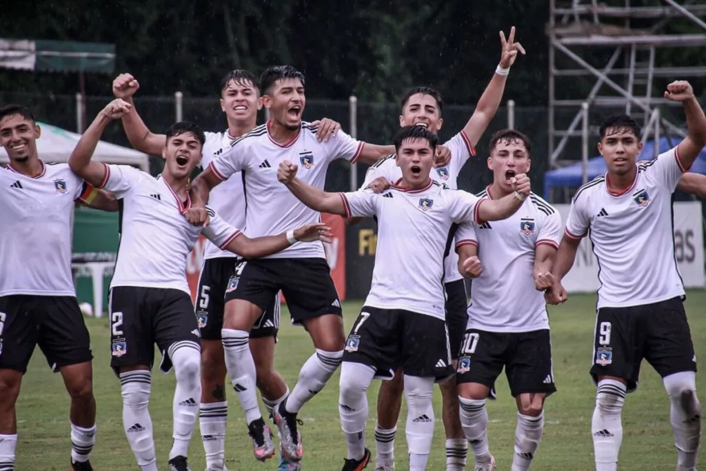 Plantel de Colo-Colo Proyección celebrando un gol en la Copa Xerém en Brasil