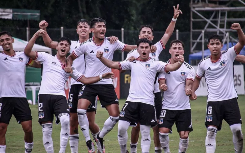 Plantel de Colo-Colo Proyección celebrando un gol en la Copa Xerém en Brasil