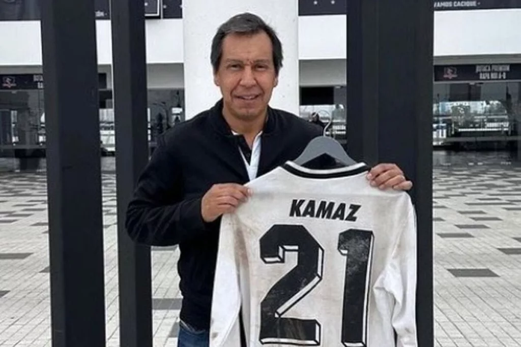 Leonel Herrera posando con su camiseta de campeón de Copa Libertadores en el Estadio Monumental.