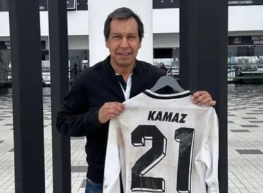 Leonel Herrera posando con su camiseta de campeón de Copa Libertadores en el Estadio Monumental.