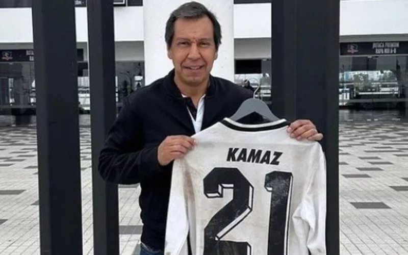 Leonel Herrera posando con su camiseta de campeón de Copa Libertadores en el Estadio Monumental.