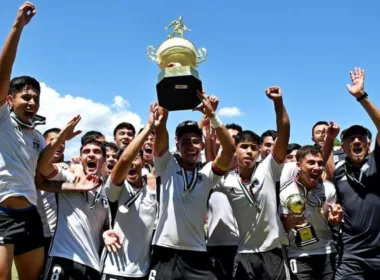 Plantel de Colo-Colo Proyección celebrando la obtención de la Copa Xerém en Brasil