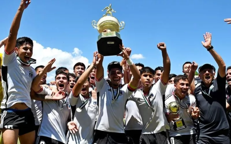 Plantel de Colo-Colo Proyección celebrando la obtención de la Copa Xerém en Brasil