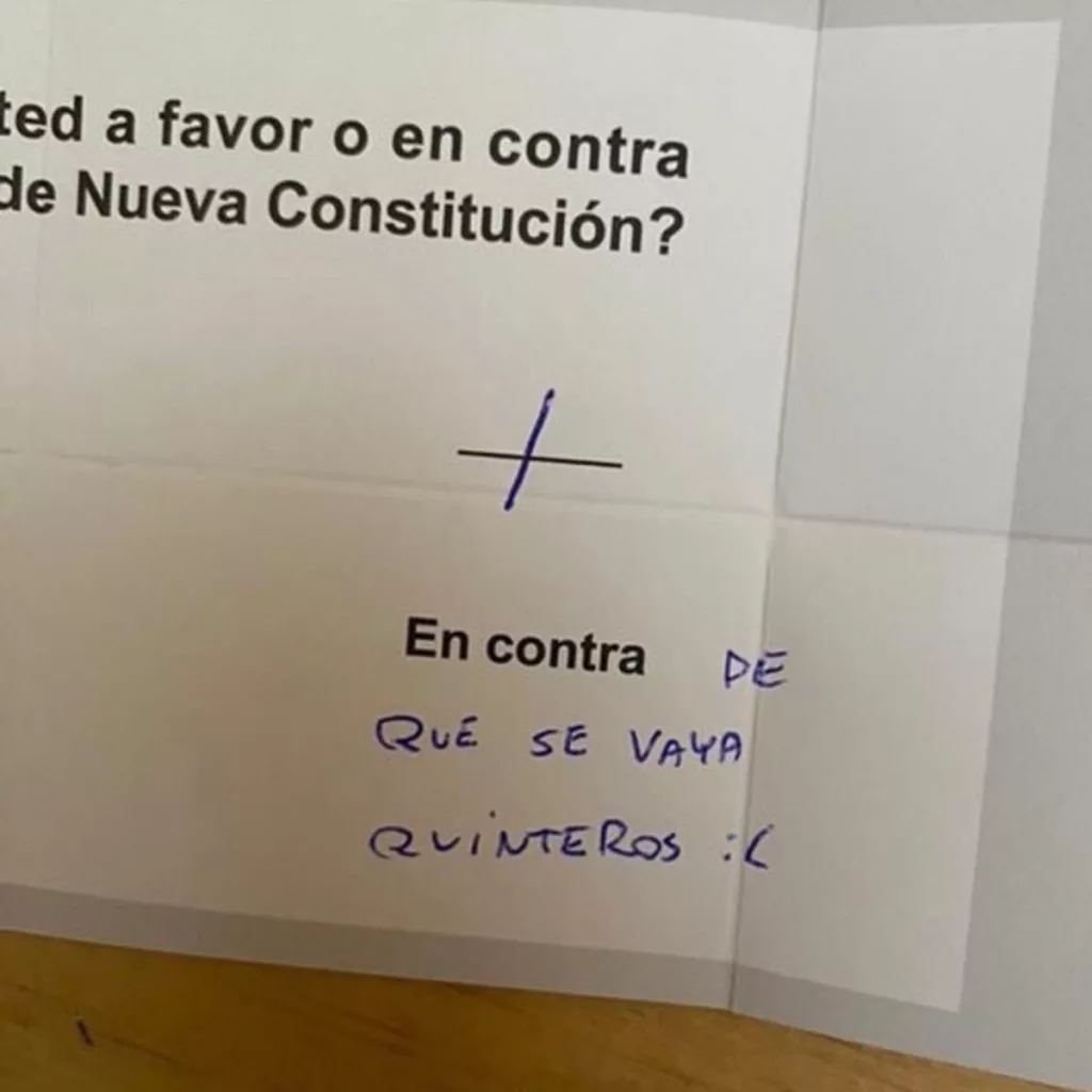 Voto en contra de la salida de Gustavo Quinteros de Colo-Colo en el plebiscito constitucional de 2023.