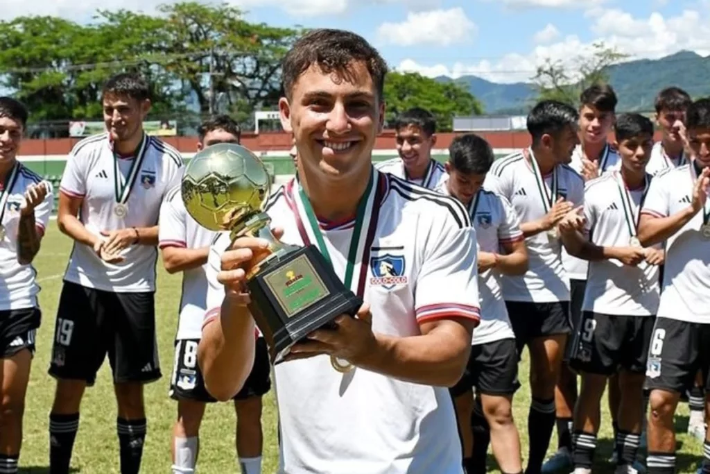 Enzo Riquelme Romero obteniendo el premio de mejor jugador de la Copa Xerém.