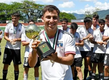 Enzo Riquelme Romero obteniendo el premio de mejor jugador de la Copa Xerém.