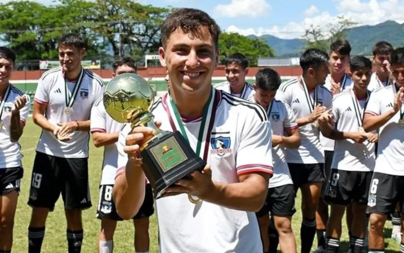 Enzo Riquelme Romero obteniendo el premio de mejor jugador de la Copa Xerém.