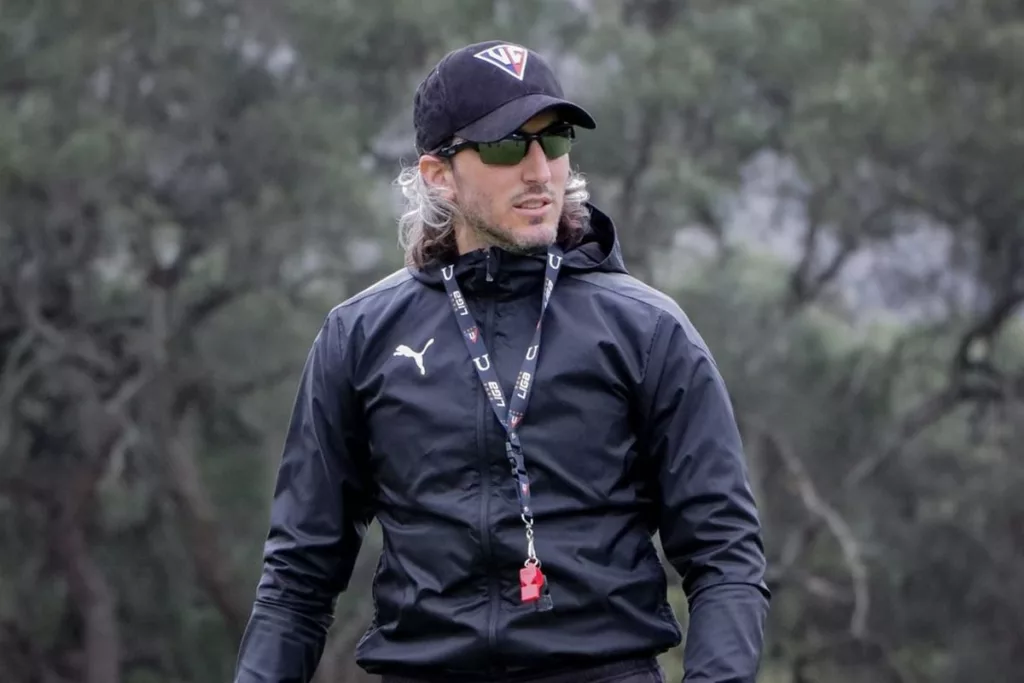 Primer plano a Luis Zubeldía durante un entrenamiento de Liga Deportiva Universitaria de Quito.