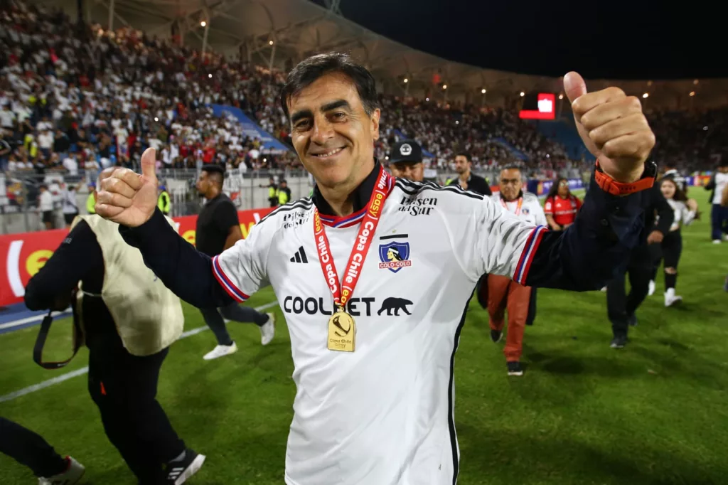 Primer plano a Gustavo Quinteros con la camiseta de Colo-Colo celebrando la obtención de la Copa Chile 2023