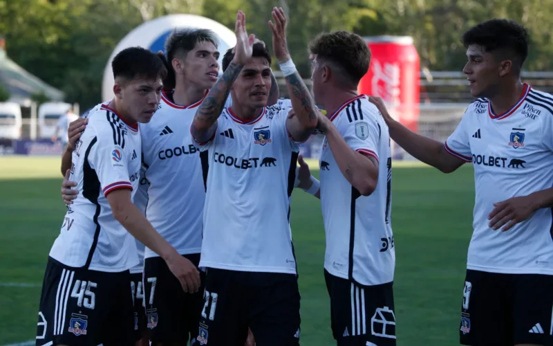 Leandro Hernánde, Carlos Palacios, Erick Wiemberg, Pablo Parra y Damián Pizarro celebrando un gol en el partido de Colo-Colo vs Curicó Unido.