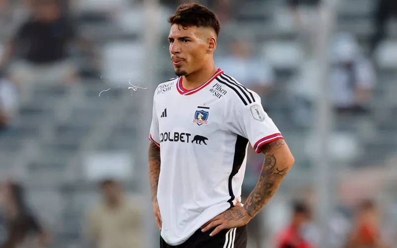 Primer plano a Alan Saldivia con cara de frustración tras perder frente a Unión Española en el Estadio Monumental.