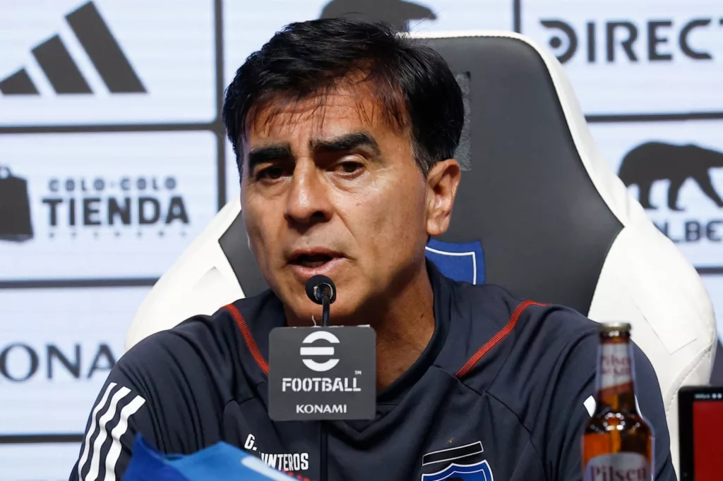 Gustavo Quinteros en la sala de conferencia del Estadio Monumental.