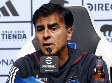 Gustavo Quinteros en la sala de conferencia del Estadio Monumental.