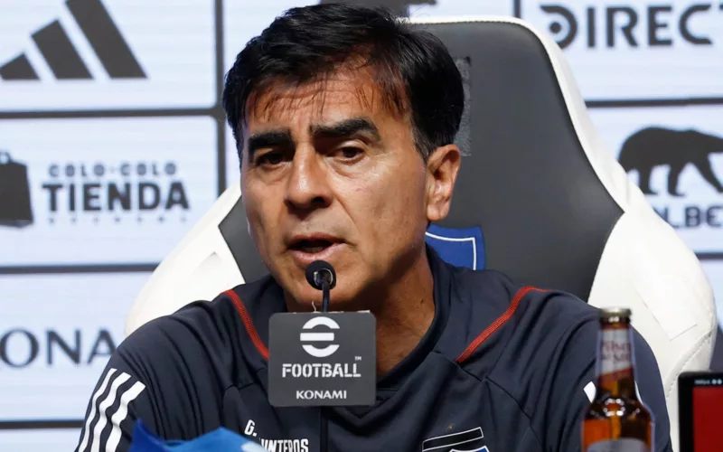 Gustavo Quinteros en la sala de conferencia del Estadio Monumental.