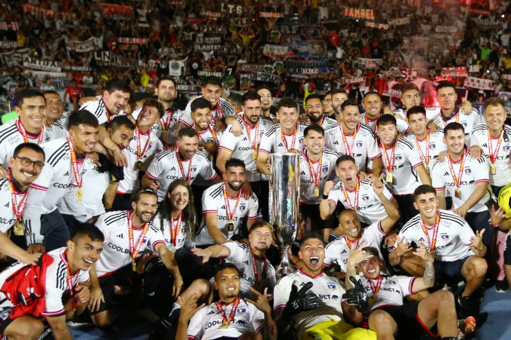 Plantel de Colo-Colo celebrando la obtención de la Copa Chile 2023 en el Estadio Tierra de Campeones.