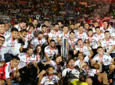 Plantel de Colo-Colo celebrando la obtención de la Copa Chile 2023 en el Estadio Tierra de Campeones.