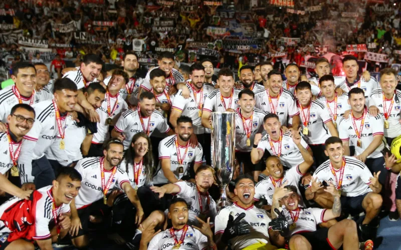 Plantel de Colo-Colo celebrando la obtención de la Copa Chile 2023 en el Estadio Tierra de Campeones.