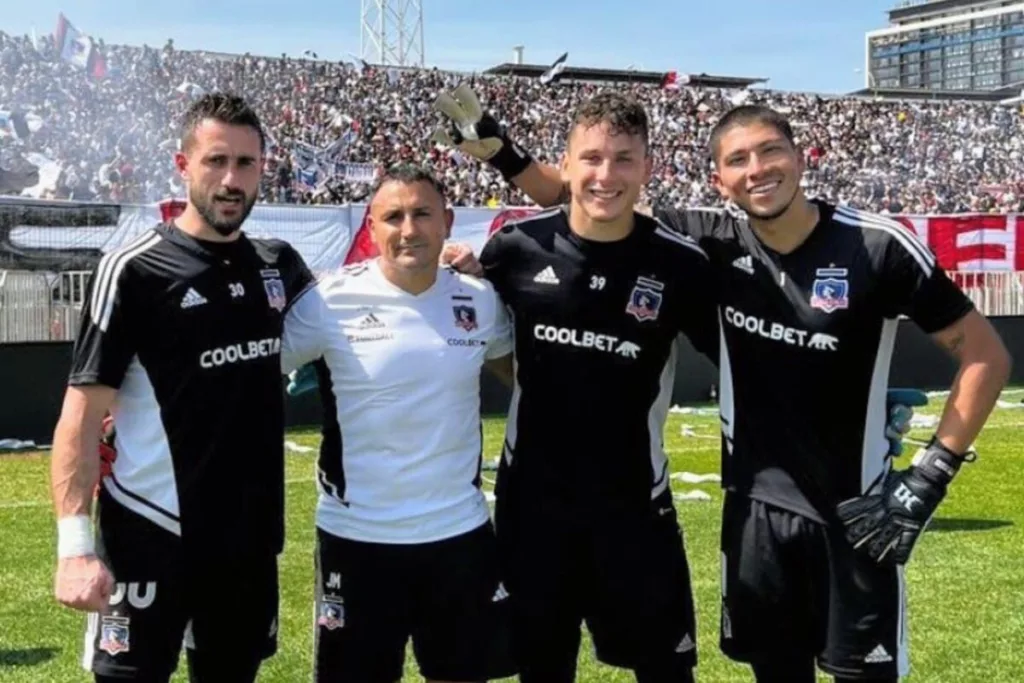 Jorge Martínez junto a Fernando de Paul, Martín Ballestero y Brayan Cortés durante un arengazo en el Estadio Monumental.