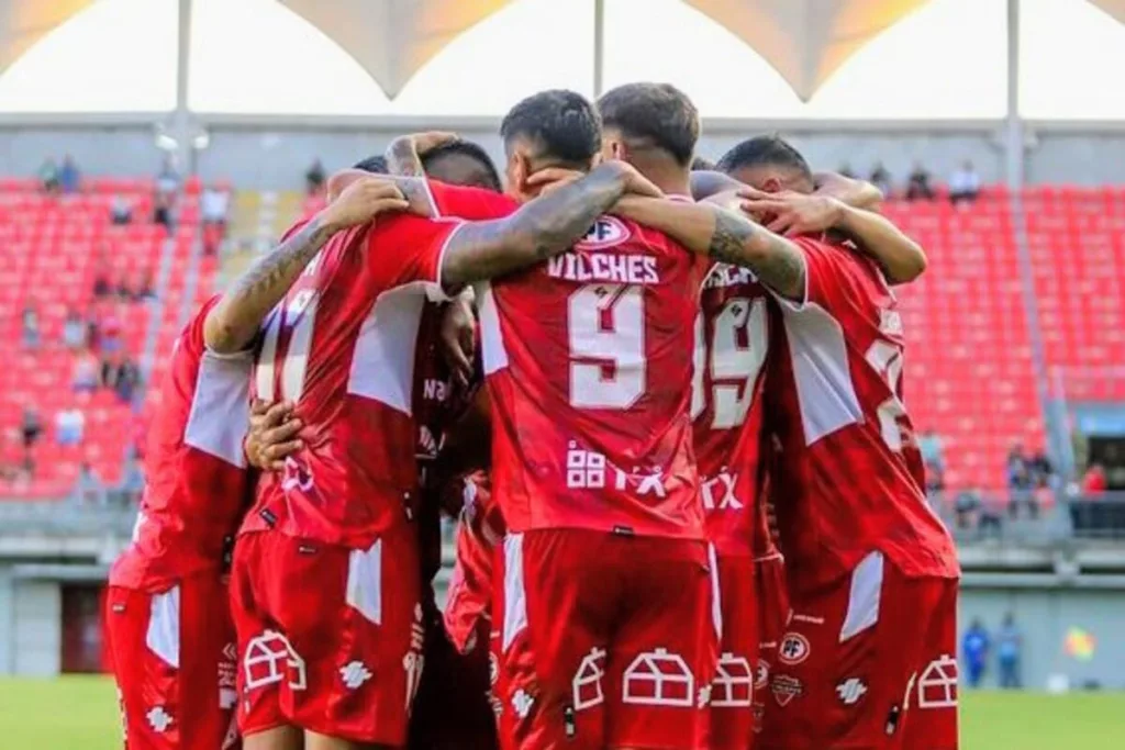 Andrés Vilches junto al plantel de Ñublense celebrando un gol