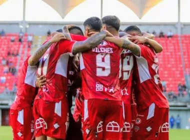 Andrés Vilches junto al plantel de Ñublense celebrando un gol