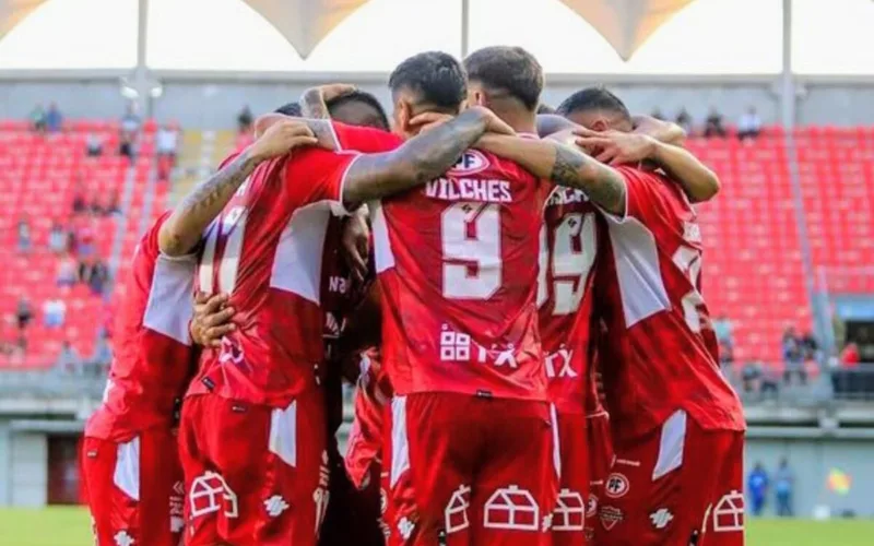 Andrés Vilches junto al plantel de Ñublense celebrando un gol