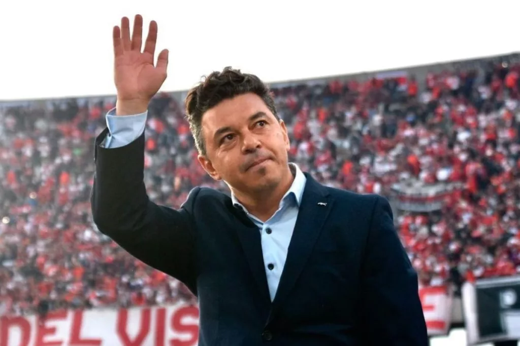 Primer plano a Marcelo Gallardo saludando a la hinchada de River Plate