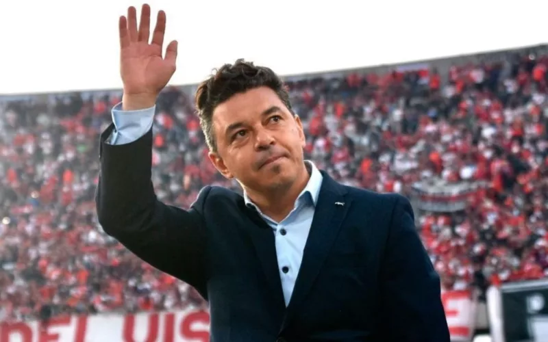 Primer plano a Marcelo Gallardo saludando a la hinchada de River Plate