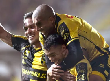 Futbolistas de Coquimbo Unido celebrando un gol en el Estadio Francisco Sánchez Rumoroso.