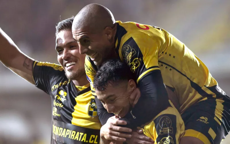 Futbolistas de Coquimbo Unido celebrando un gol en el Estadio Francisco Sánchez Rumoroso.