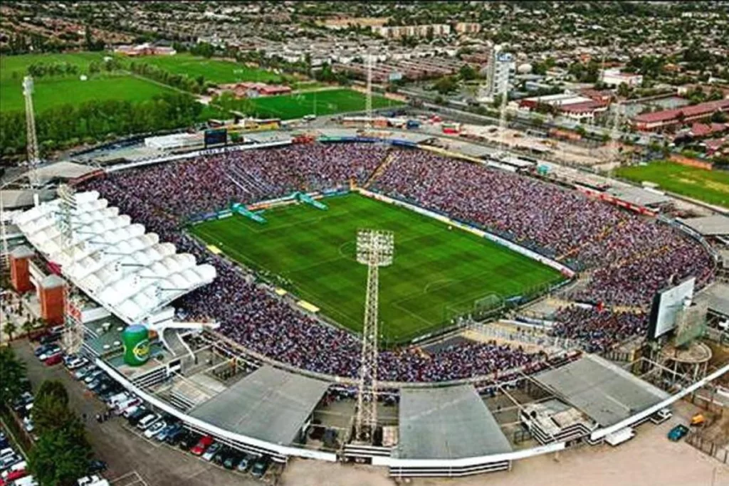 Vista aérea del Estadio Monumental en su máxima capacidad.