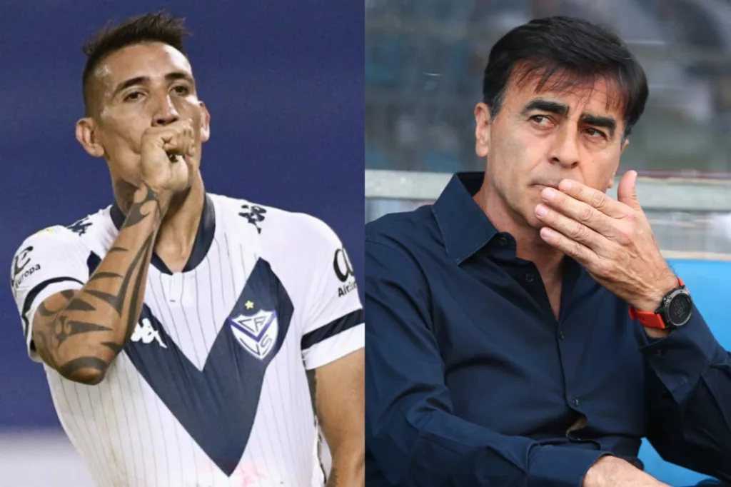 Primer plano a Ricardo Centurión con camiseta de Vélez Sarsfield y Gustavo Quinteros dirigiendo a Colo-Colo.