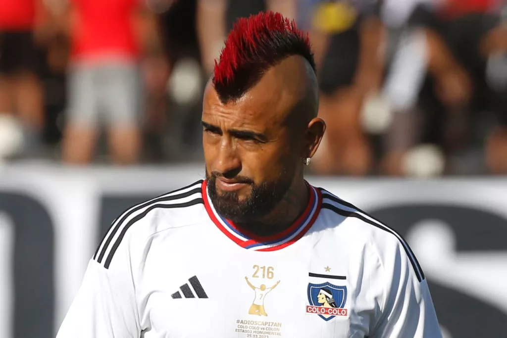 Primer plano a Arturo Vidal con camiseta de Colo-Colo durante la despedida de Esteban Paredes.