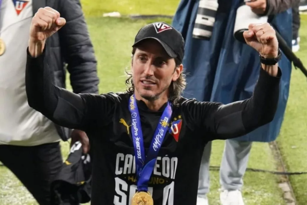 Luis Zubeldía celebrando el título de campeón con Liga Deportiva Universitaria de Quito.