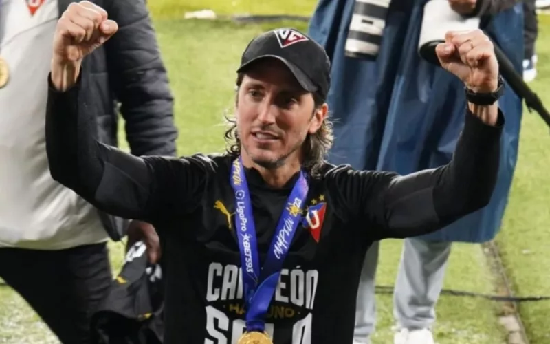 Luis Zubeldía celebrando el título de campeón con Liga Deportiva Universitaria de Quito.