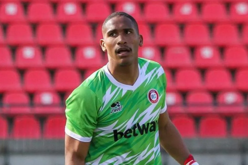 Omar Carabalí con la camiseta de entrenamiento de Unión la Calera.