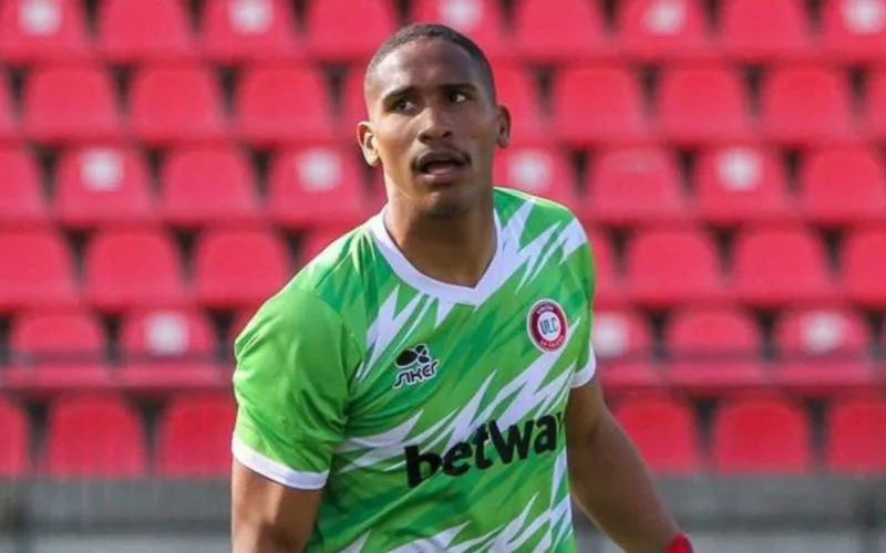 Omar Carabalí con la camiseta de entrenamiento de Unión la Calera.