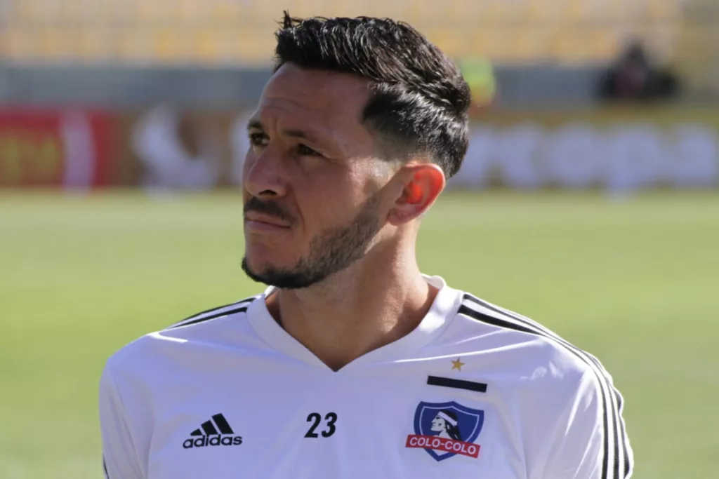 Primer plano a Ramiro González con camiseta de entrenamiento de Colo-Colo.