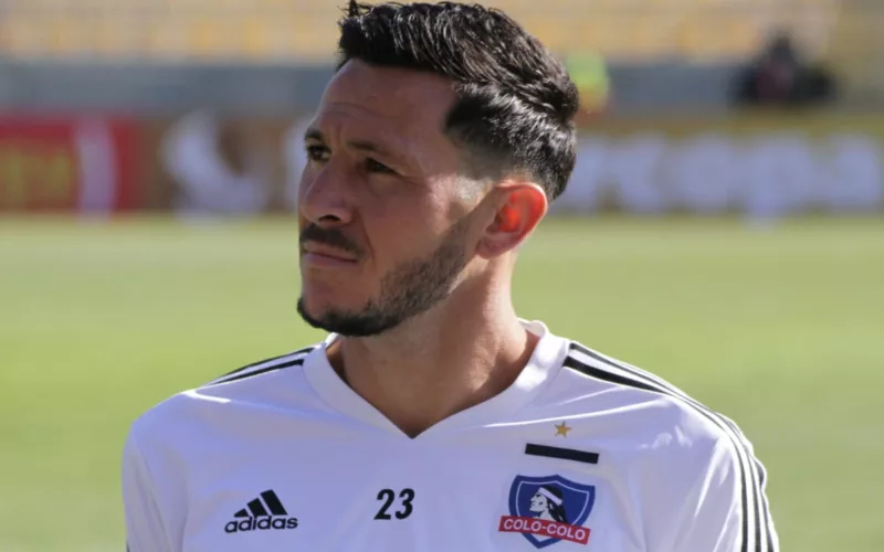 Primer plano a Ramiro González con camiseta de entrenamiento de Colo-Colo.