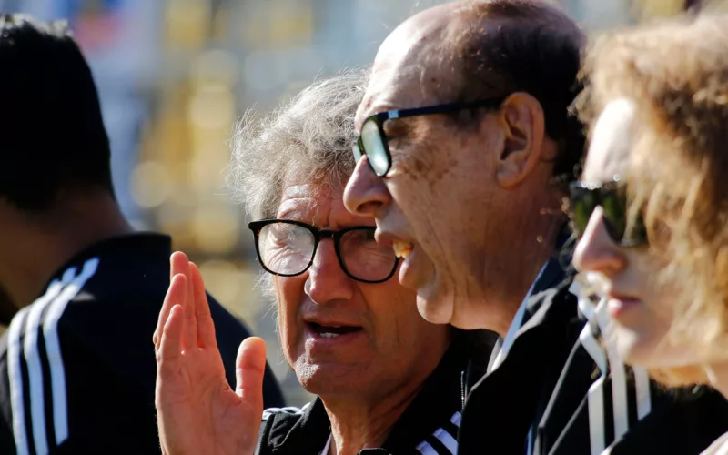 Primer plano a Daniel Morón y Alfredo Stöhwing viendo un partido de Colo-Colo en el Estadio Sausalito.